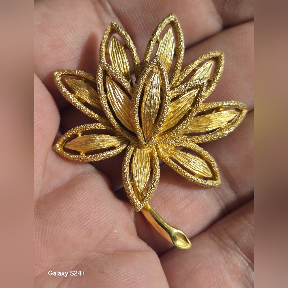 Vintage Avon Gold Tone Textured Petals Flower Brooch Pin